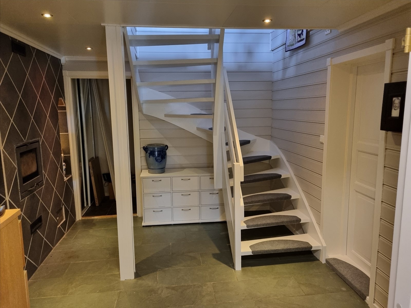 Etter bildene ble tatt er trappa pusset opp og malt hvit. (privat bilde) Galleribilde