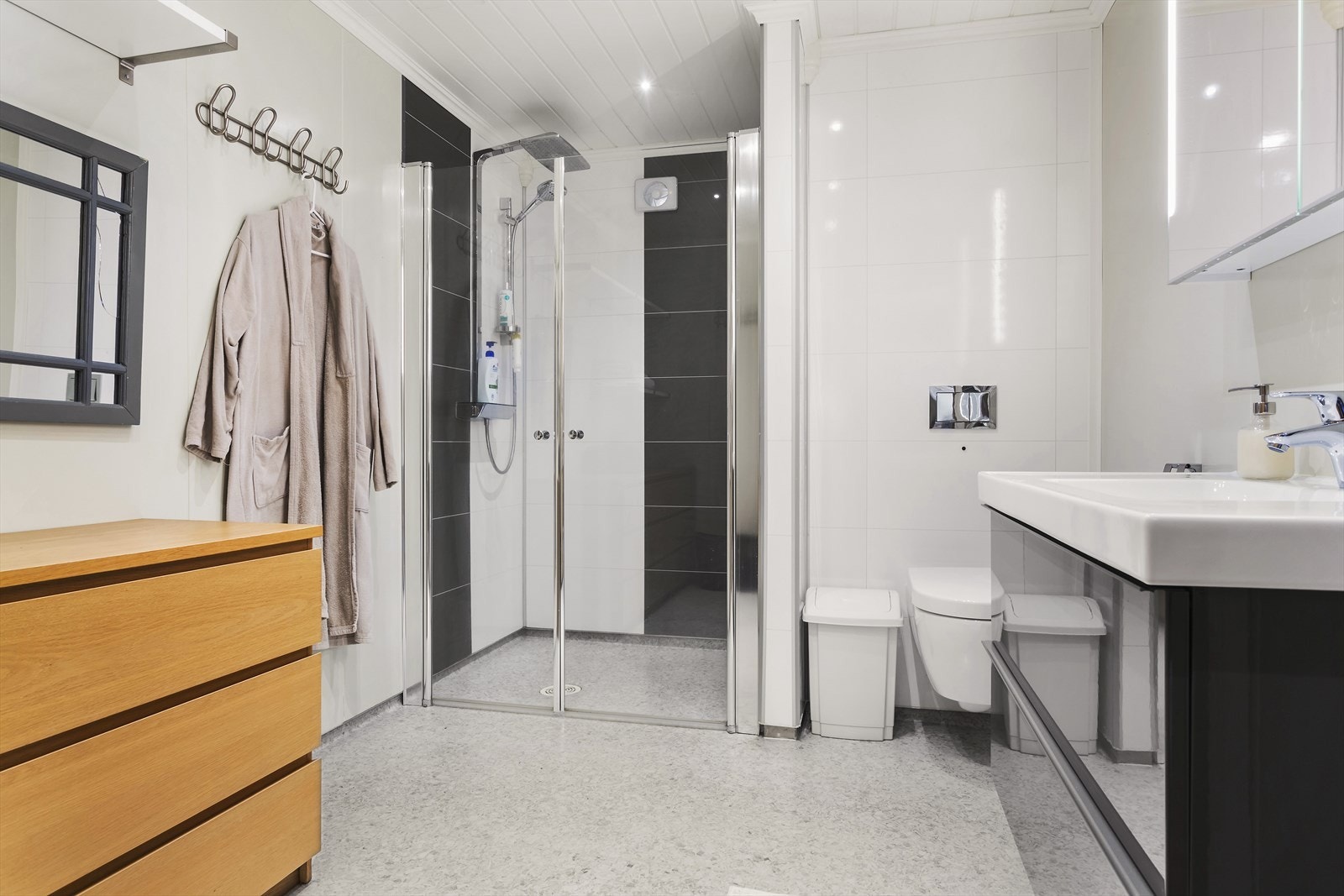 Bad/wc med varmekabler i underetasjen. Pusset opp i 2015. Galleribilde