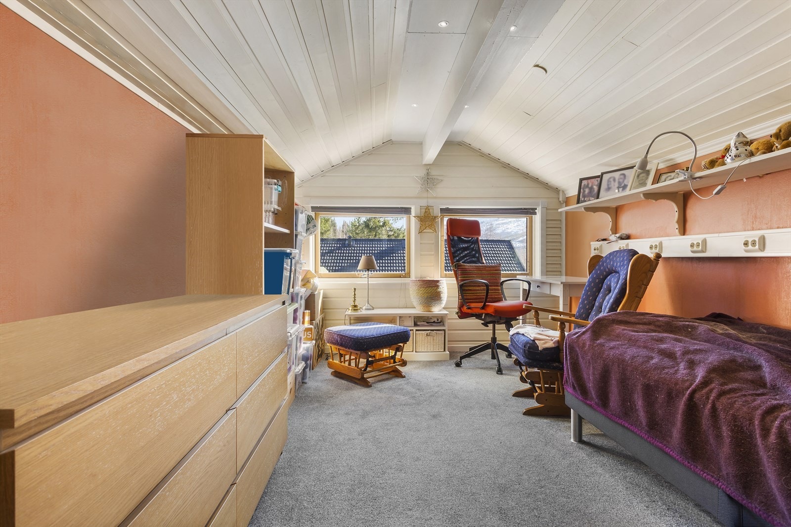 Loftet har mange muligheter. Her fra loftstua. Loftet er på godkjente tegninger registrert som diponibelt/uinnredet (ikke offentlig bruksendret). Galleribilde