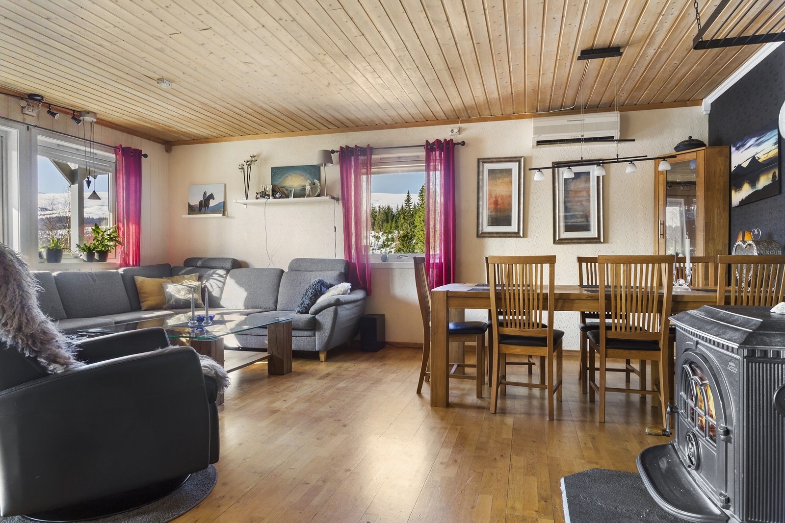 Det er installert fiber fra Signal/Altibox. Varmepumpe montert, samt vedovn. Galleribilde