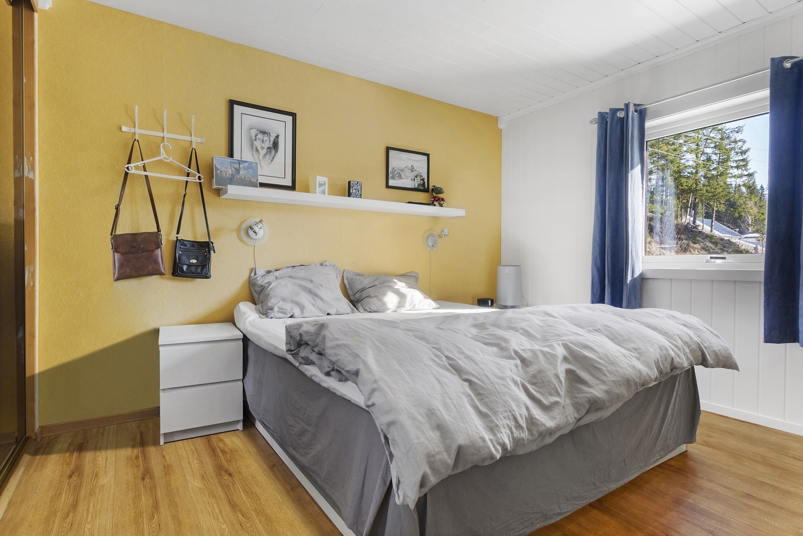 Hovedsoverom med skyverdørsgarerobe. Er pusset opp etter at bildet ble tatt. Galleribilde