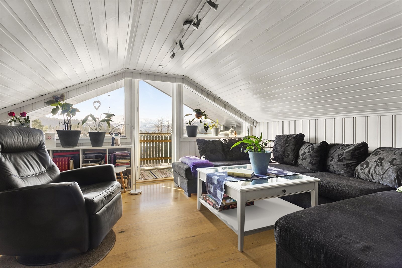 Stuen på loftet er lys og trivelig. Her kan man gå ut på en fin luftebalkong. (ikke bruksendret i kommunen) Galleribilde