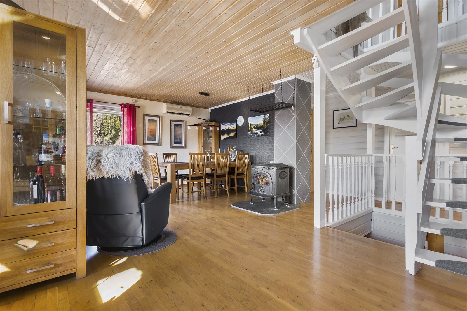 I stuen er det både varmepumpe og peisovn. Varmepumpen er skiftet ut med ny Daikin i 2024. I kjellerstuen/kontoret er det også montert varmepumpe. Galleribilde