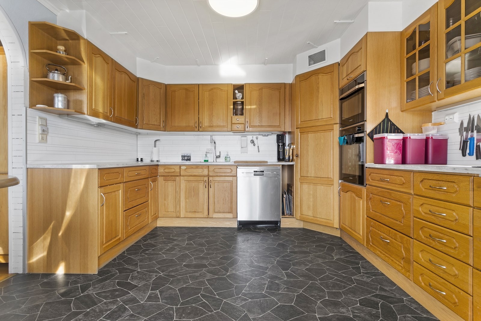 Meget innholdsrikt kjøkken med integrert komfyr, micro/kombiovn og komfyrtopp. Kjølehjørnet gir deg god plass for alt i en hektisk hverdag. Godt med stikkontakter i tillegg til USB uttak. Aggregaten og integrerte hvitevarer ble erstatet i 2018. Galleribilde