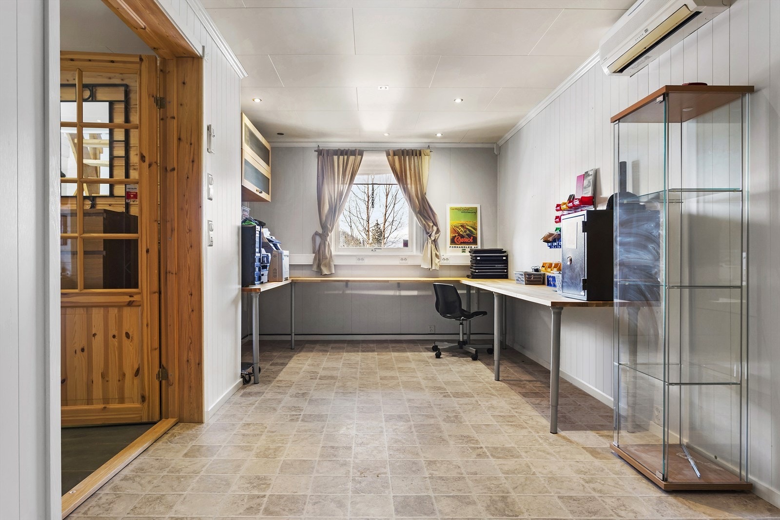 Praktisk rom i underetasjen som har blitt benyttet som kontor/kjellerstue (ikke offentlig bruksendret i kommunen) Galleribilde