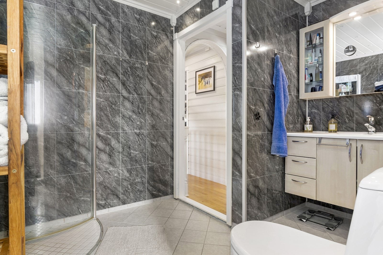 Bad/wc 1. etasje med gulvvarme. Dette er pusset opp i 2006. Galleribilde