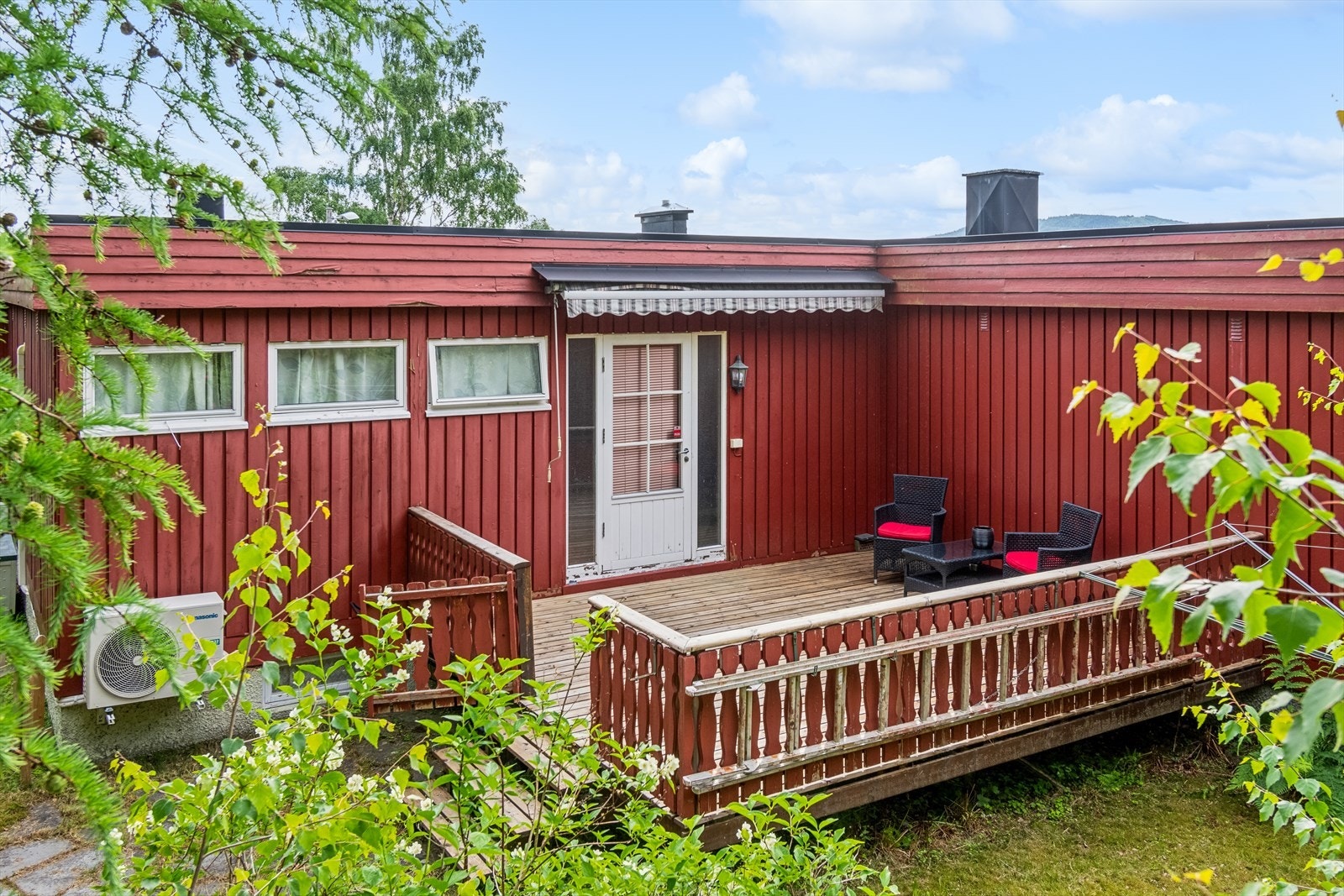 Skjermet veranda på baksiden. Galleribilde