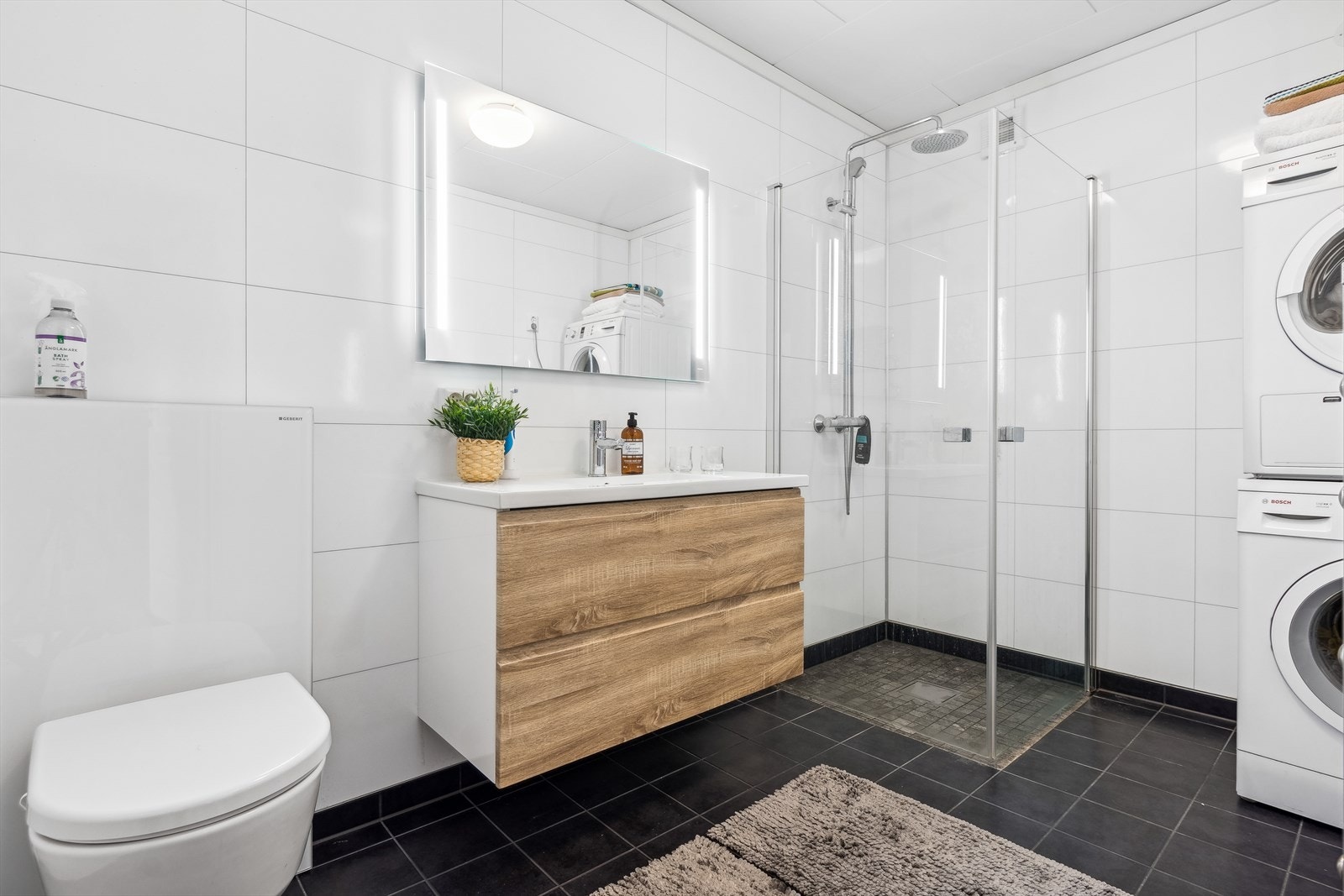 Moderne baderom med varme i gulv. Galleribilde