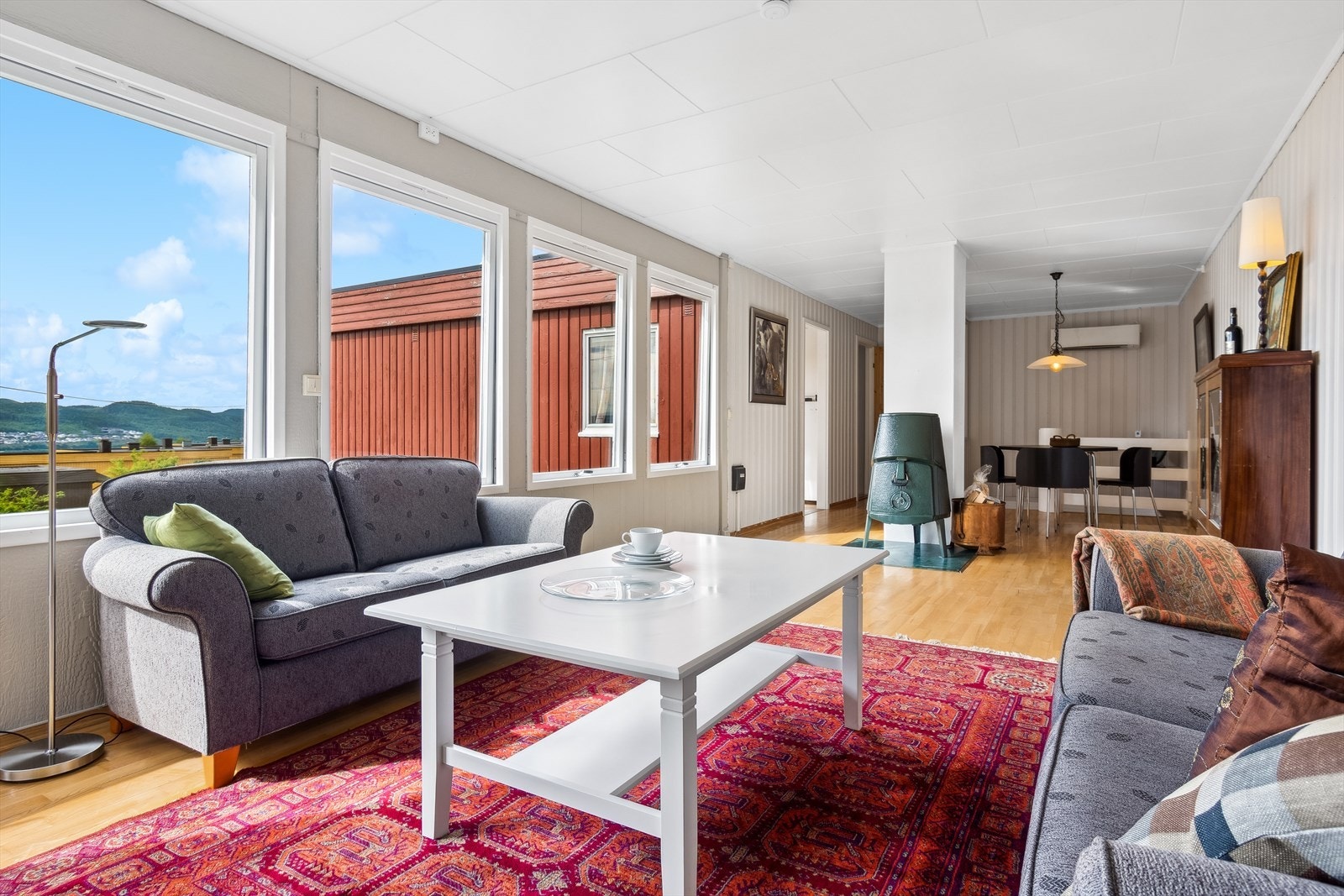 Boligen varmes opp med vedfyring og varmepumpe. Galleribilde