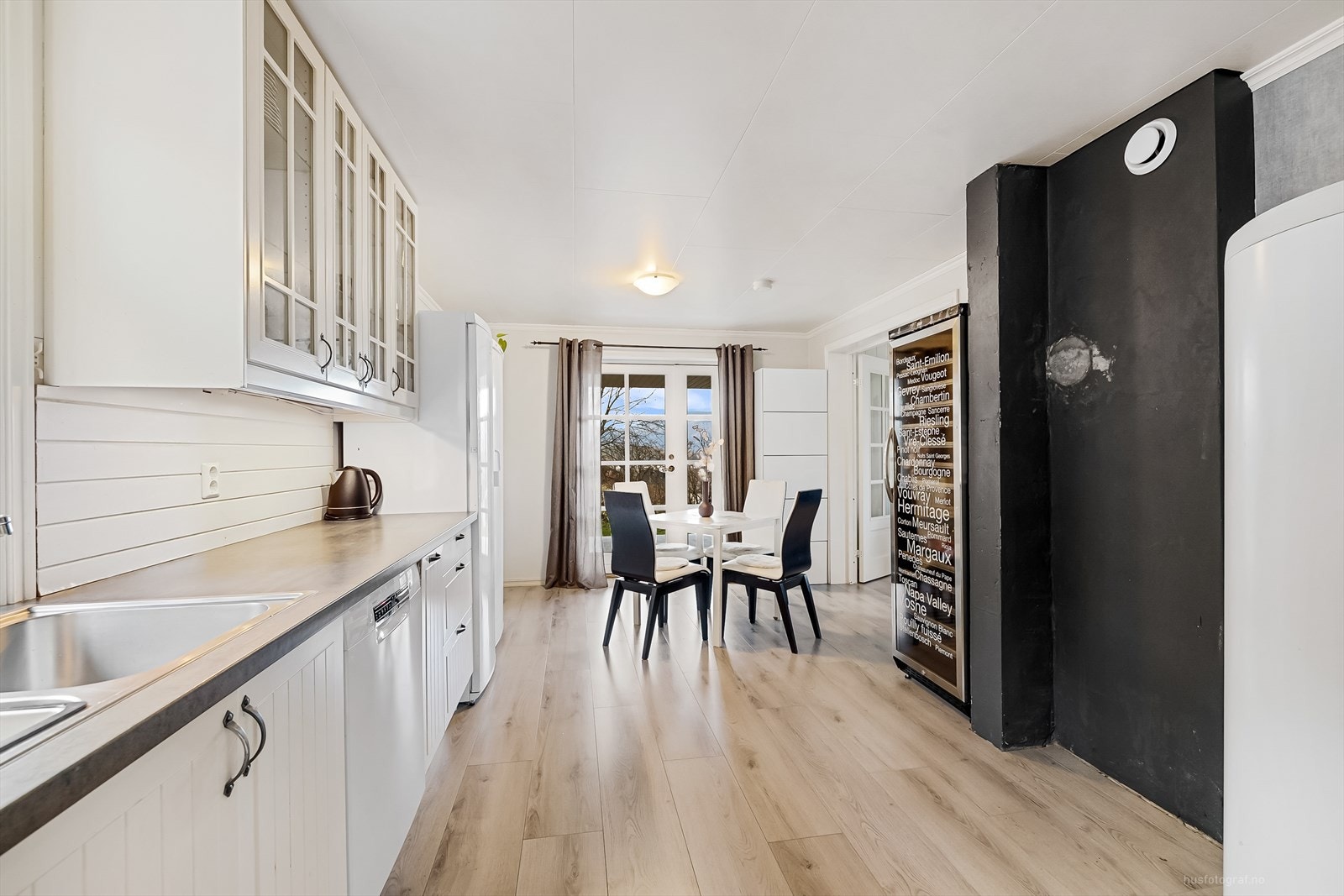 Kjøkkenet er meget romslig, har god plass til kjøkkenbord og har utgang til en hyggelig uteplass. Galleribilde