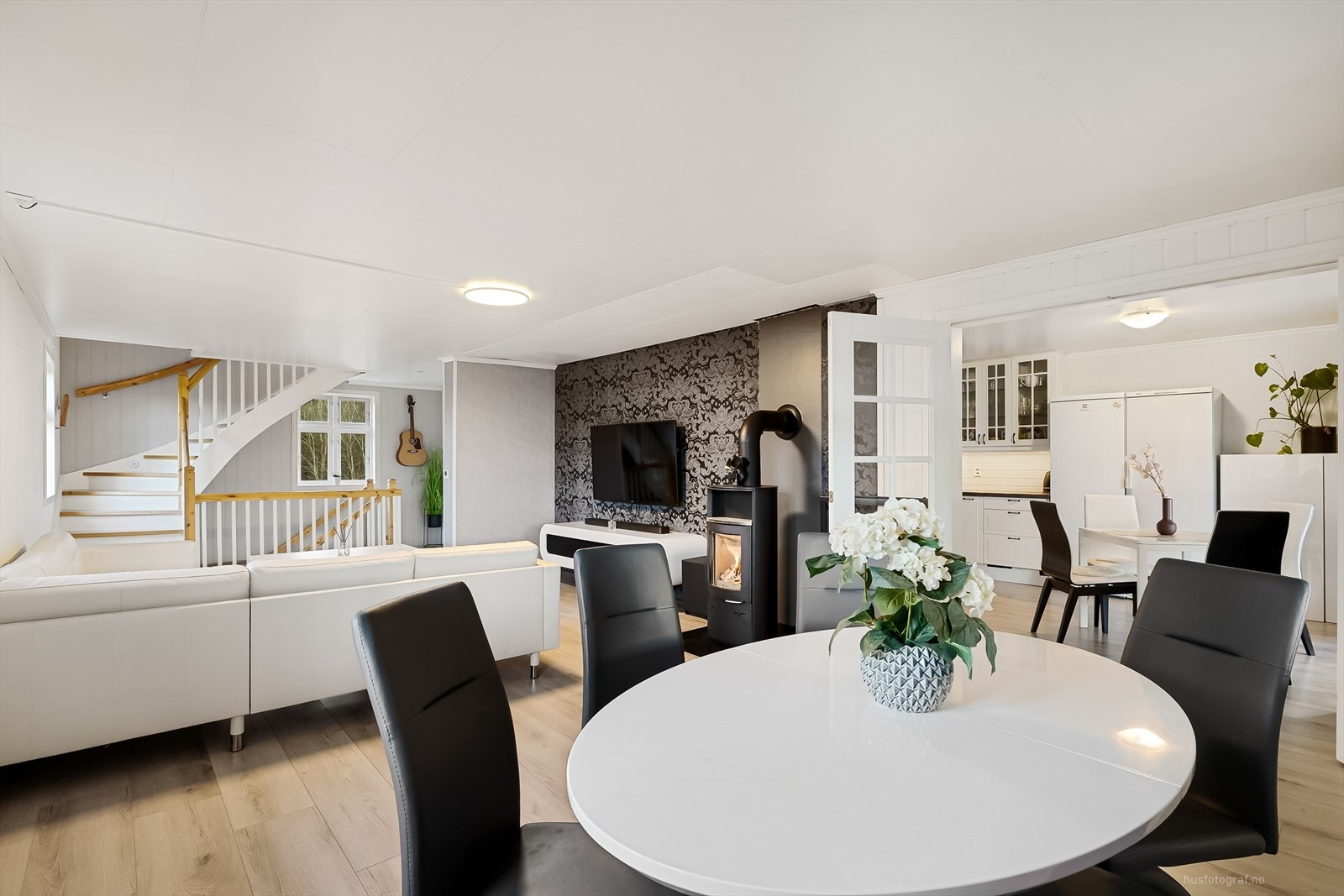 Stuen har slitesterke overlater med laminat på gulv. Galleribilde