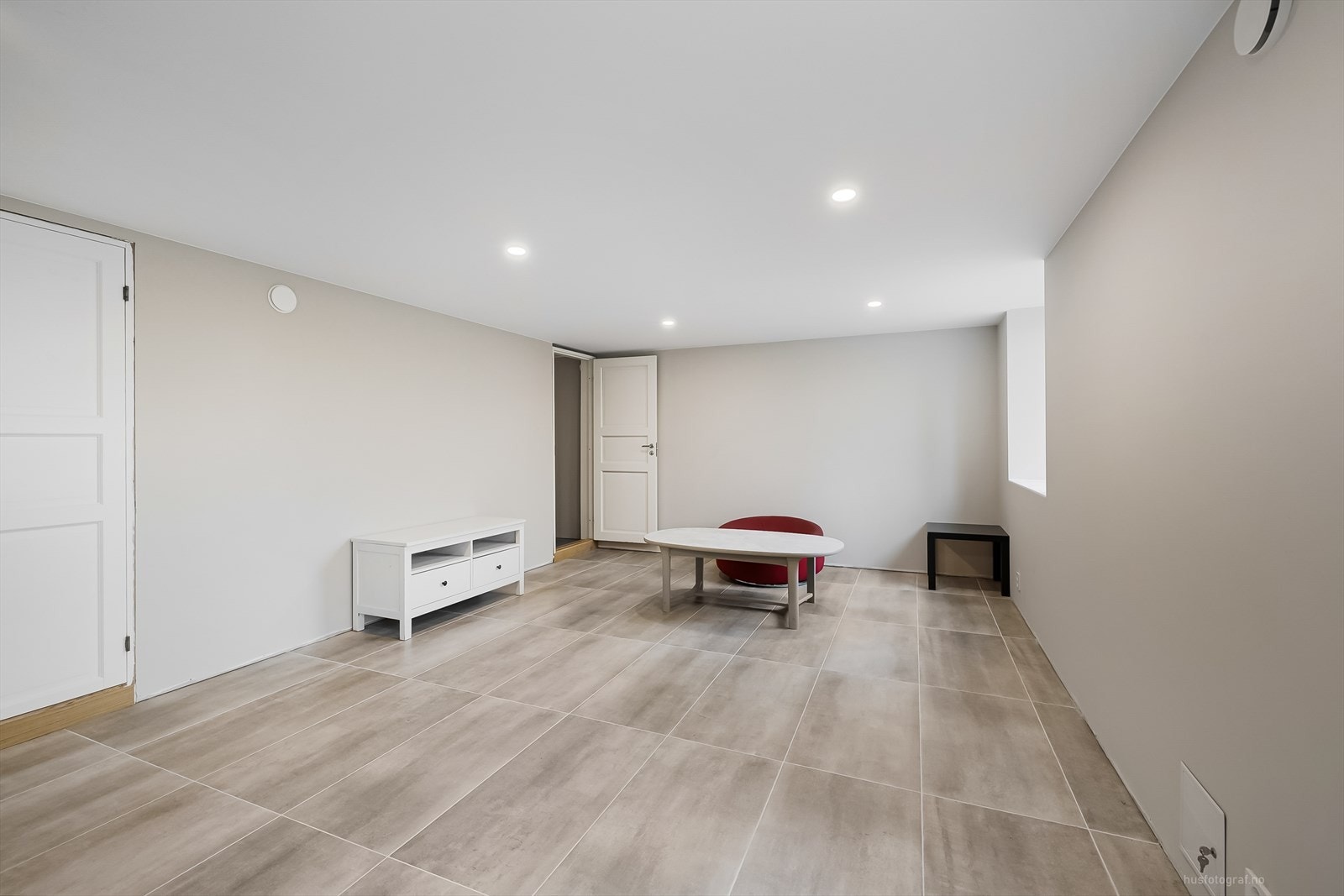 Innredningen er ikke søkt hos kommunen, og rommet er ikke godkjent som rom til varig opphold. Galleribilde