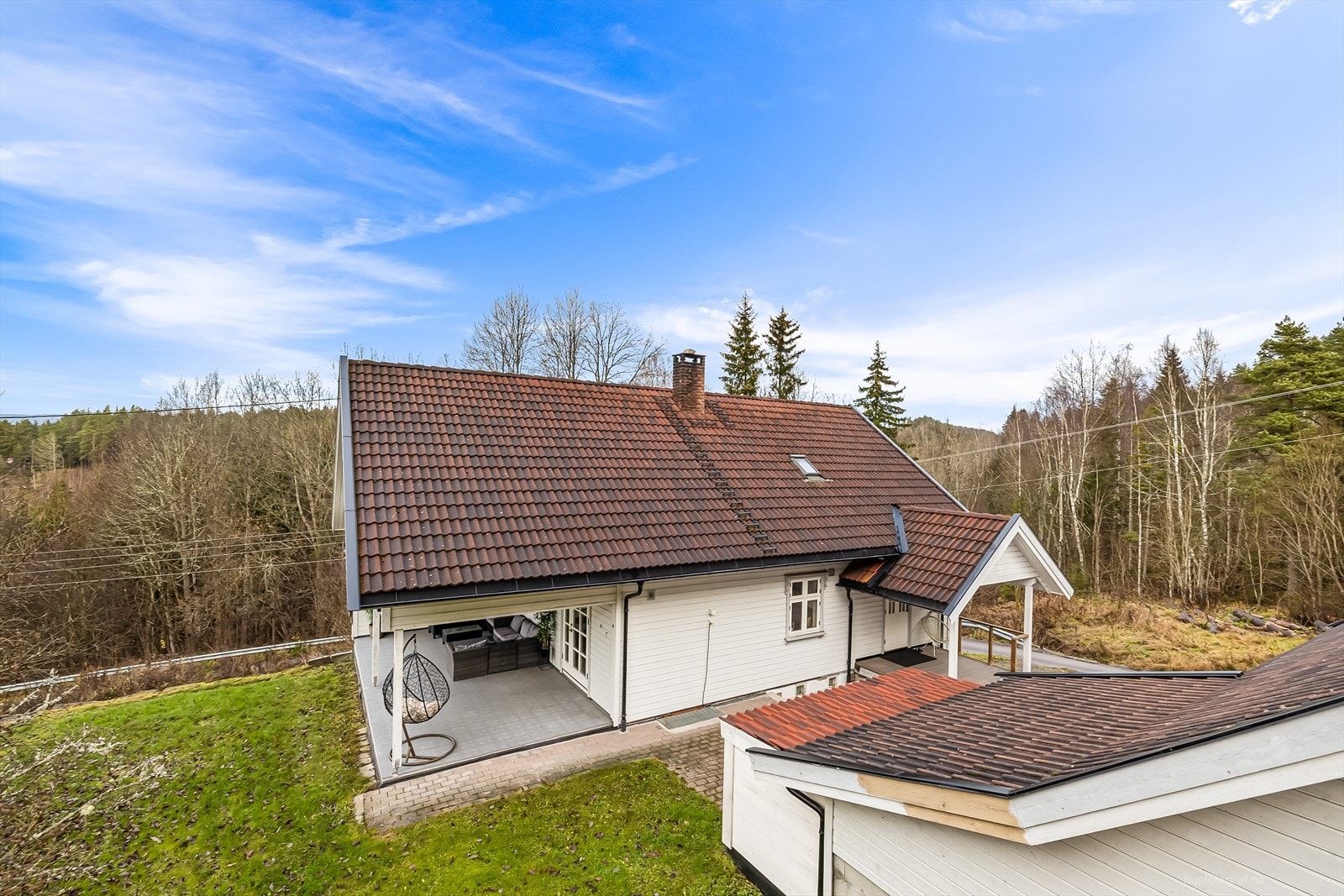 Lyngstadveien 106 ligger attraktivt og barnevennlig til, høyt og fritt, øverst i boligfeltet med ingen gjennomgangstrafikk og umiddelbar nærhet til flotte naturområder. Galleribilde