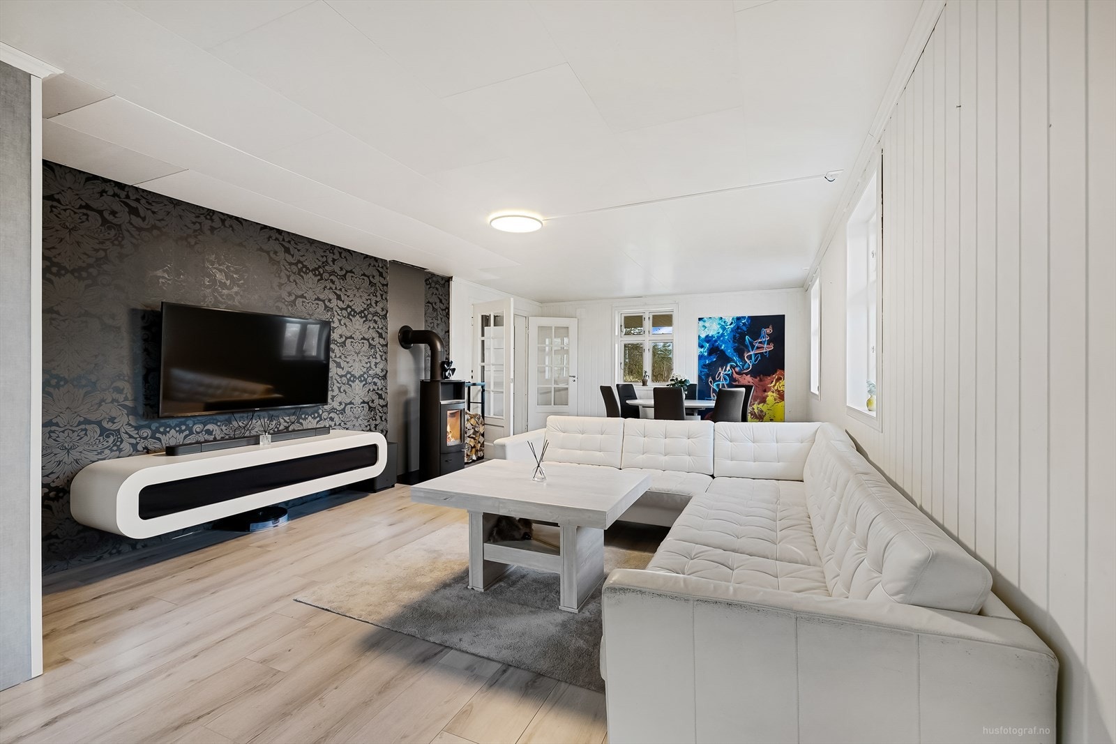 Lys og pen stue med god plass til møblement. Galleribilde