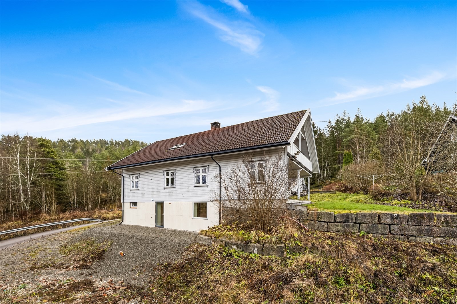 Dette er et populært og familievennlig nabolag som har umiddelbar nærhet til flotte turområder, sjøen med båthavn og badeplasser samtidig som det er nærhet til både barnehage, skole, dagligvare og bussholdeplass. Galleribilde