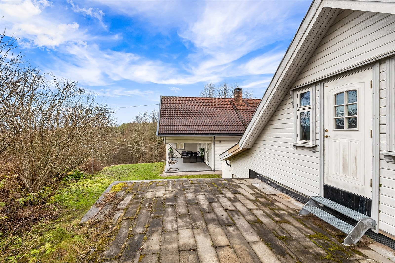 Stor garasje med garasje og bod samt loft med god lagringsplass. Galleribilde