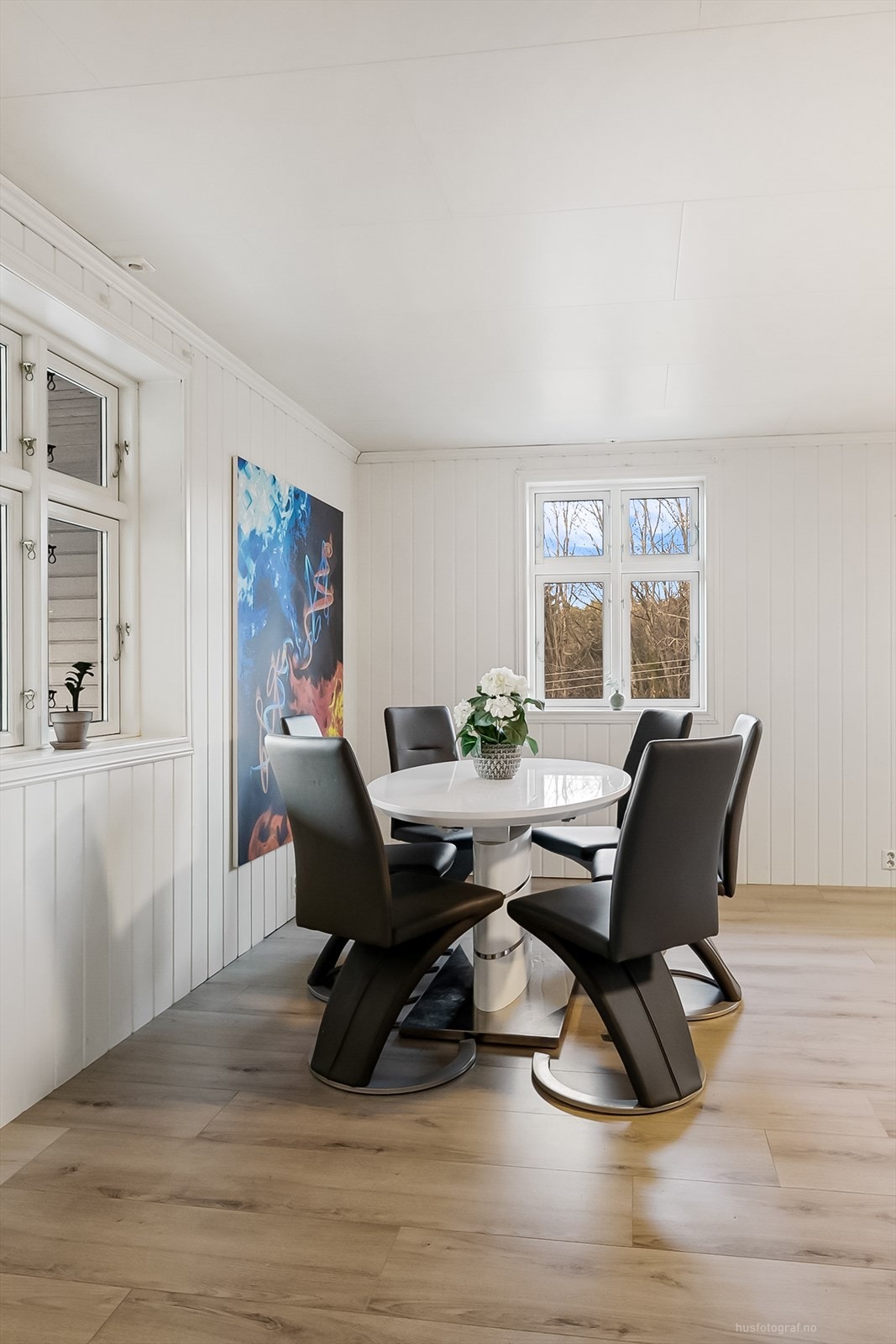 I stuen er det god plass til å innredet med spisebord. Galleribilde