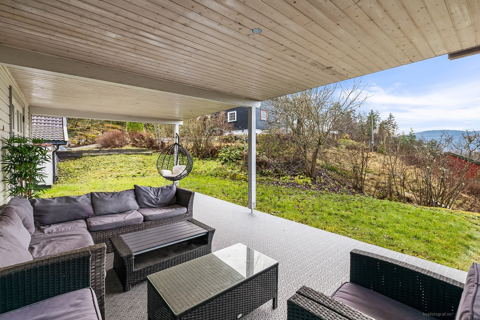 Boligen har fine uteplasser og en hyggelig hage med boltreplass for store og små. Galleribilde