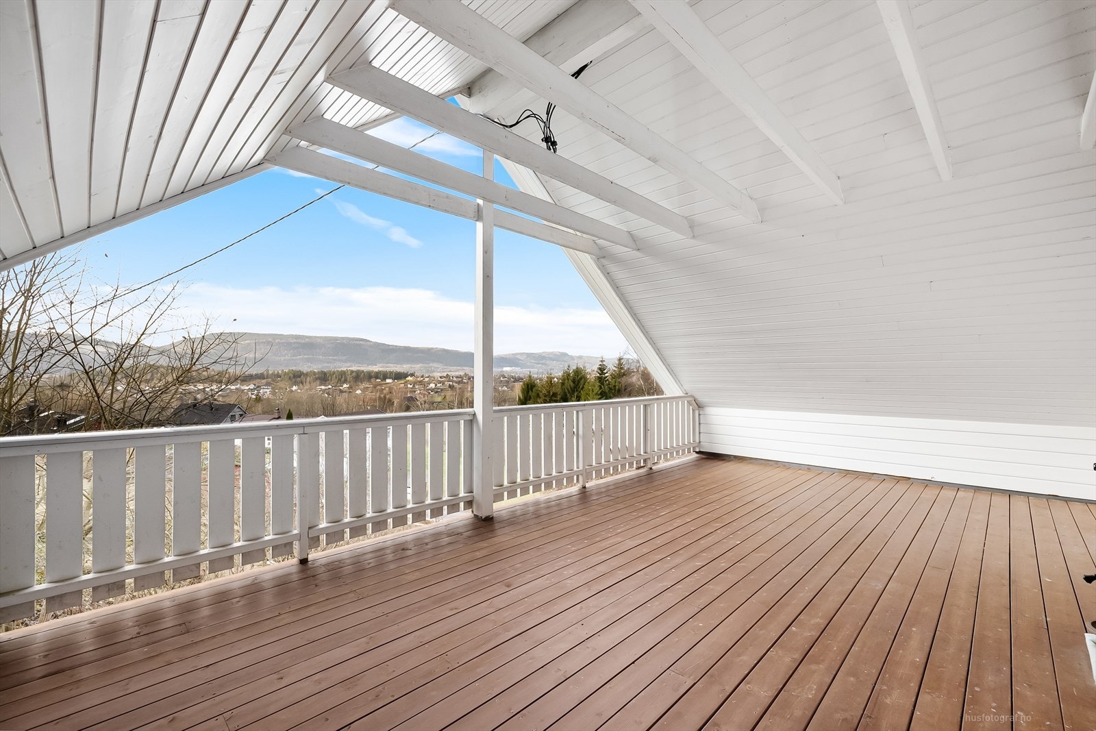 Verandaen ligger skjermet og usjenert til, og har god plass til utemøbelement. Galleribilde