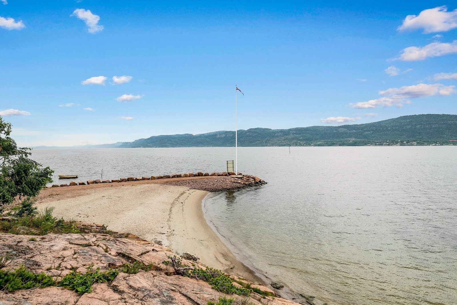 Sandstrand ved NJB. En av flere langs Kverntangen og Bekkestranda Galleribilde