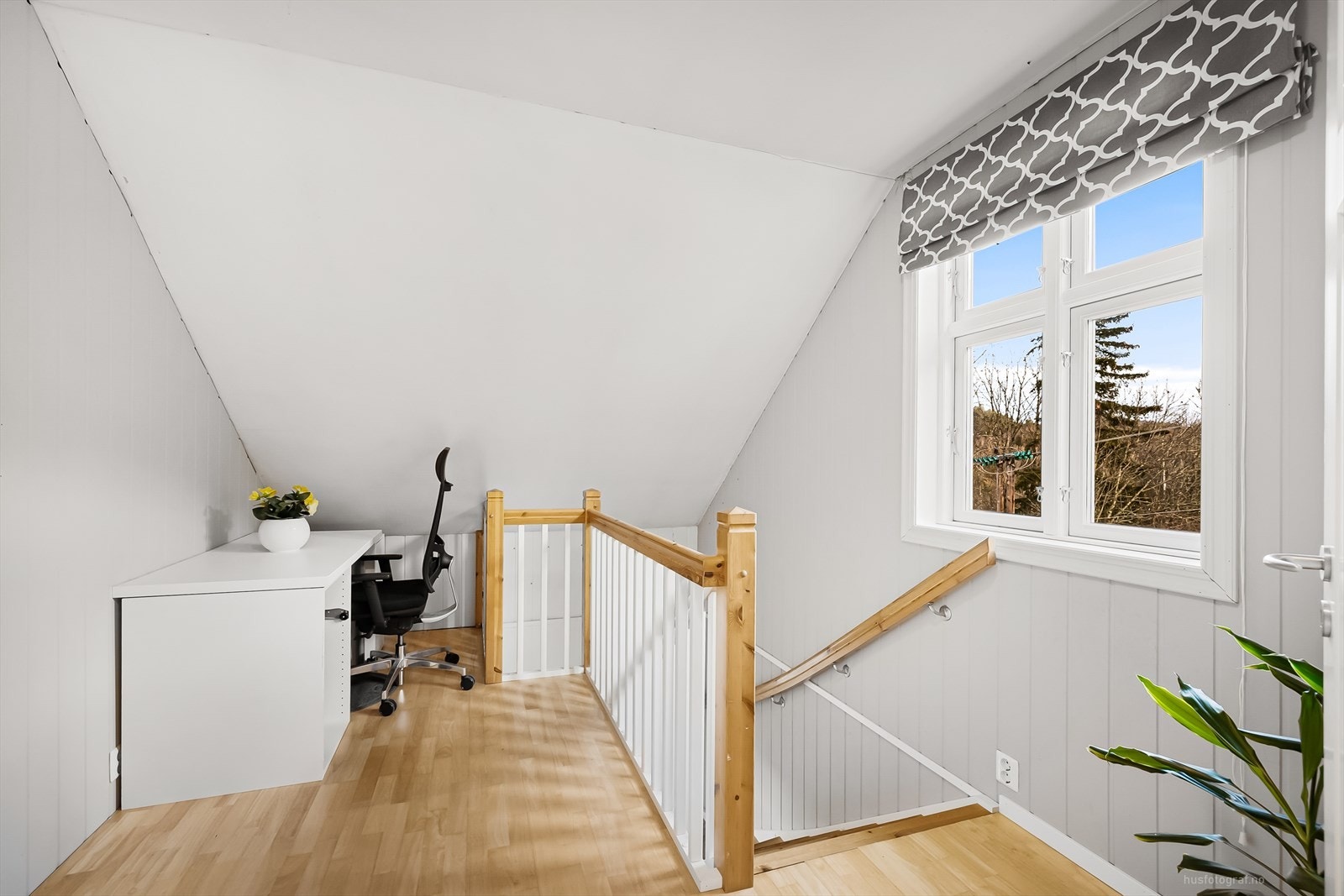 I 2. etasje ligger 3 soverom, bad og loftstue. Galleribilde