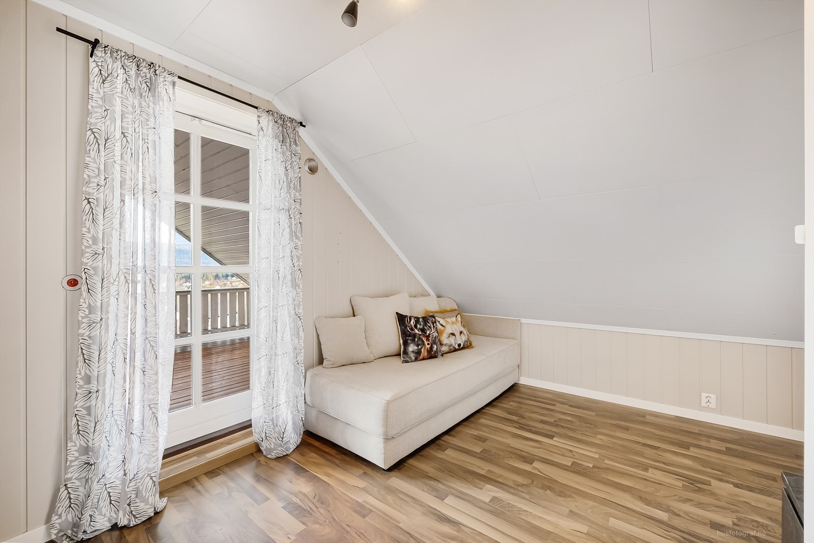 Ett av soverommene har garderobeskap og utgang til veranda. Galleribilde