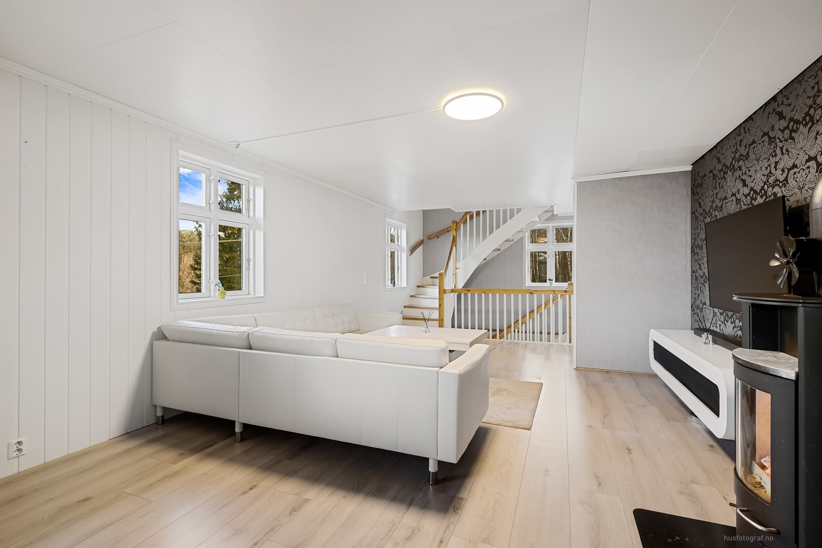 Stuen er lys og pen med praktisk og moderne åpen løsning mellom stue og spisestue. Galleribilde