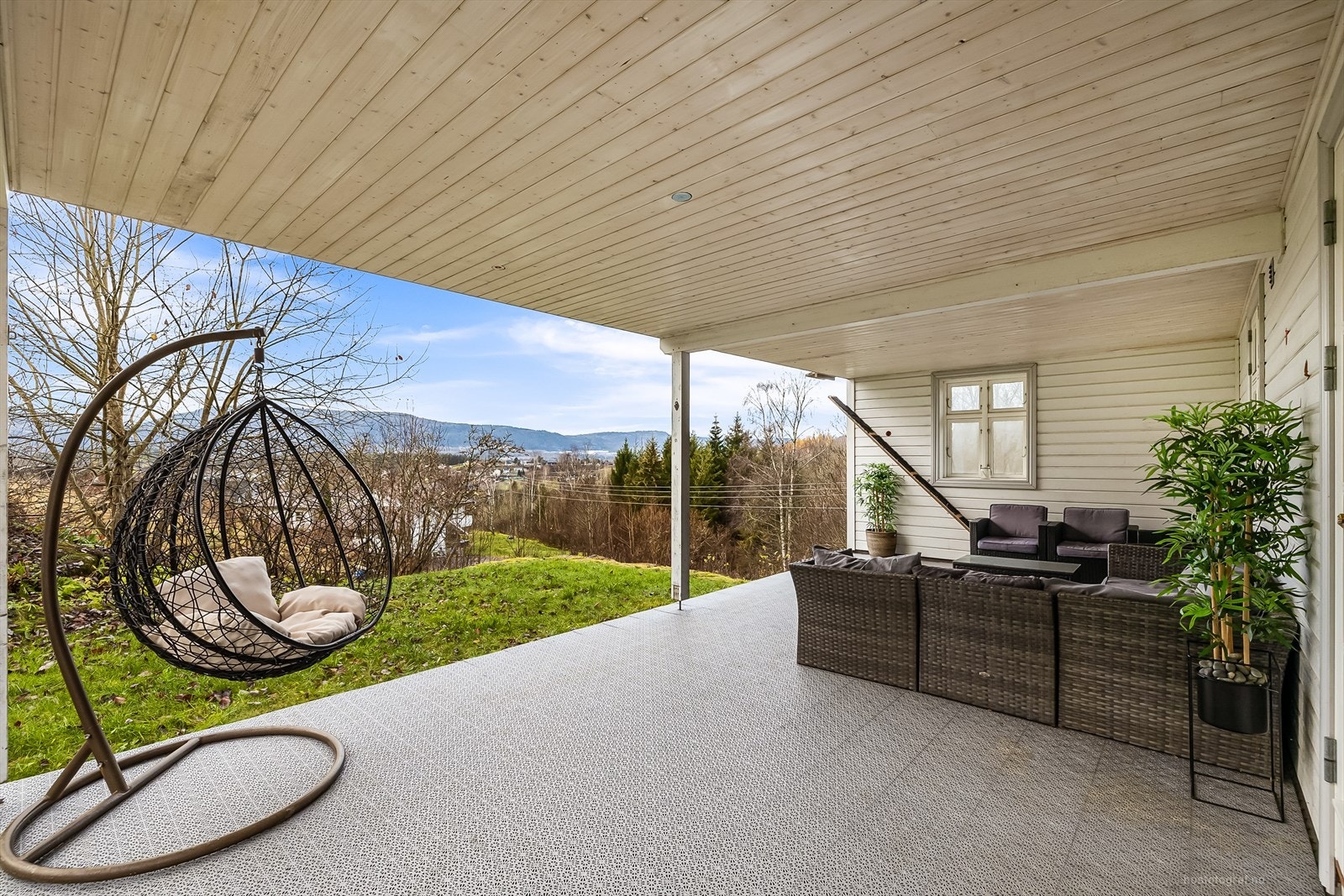 Boligen har fine, skjermede uteplasser i både 1. etasje og 2. etasje. Galleribilde