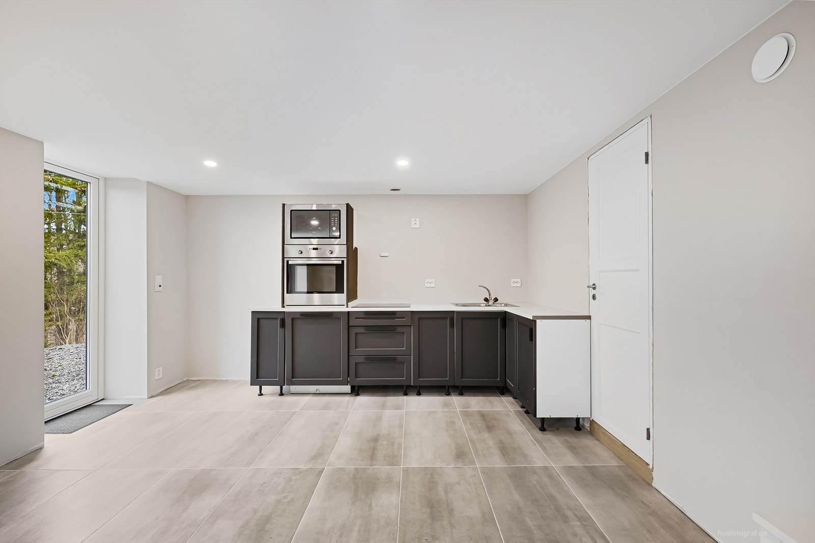 Det er også innredet en stor stue i underetasjen, med kjøkkeninnredning og egen inngang. Galleribilde