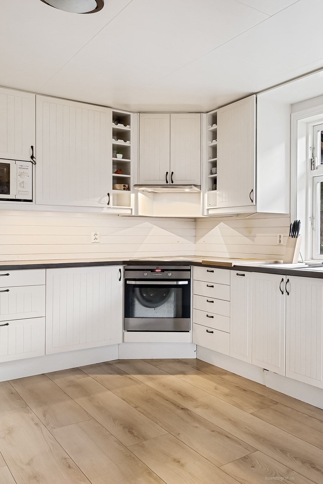 Kjøkkenet byr på rikelig med skap-, skuff og benkeplass. Galleribilde