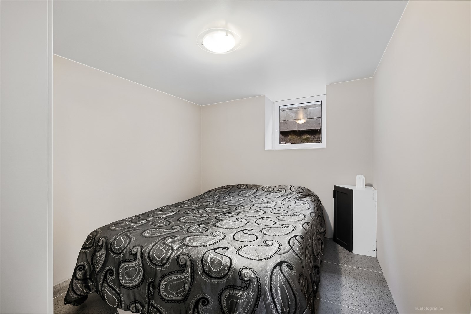 Badet har flislagte overflater og er innredet med toalett, servant og dusjløsning. Galleribilde