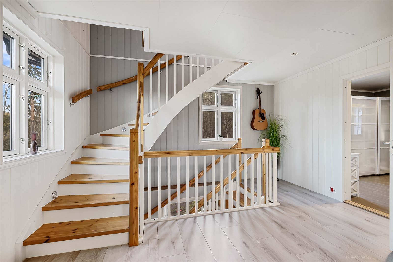 Underetasjen er innredet med flere rom, men rommene er ikke godkjent som rom til varig opphold. Galleribilde