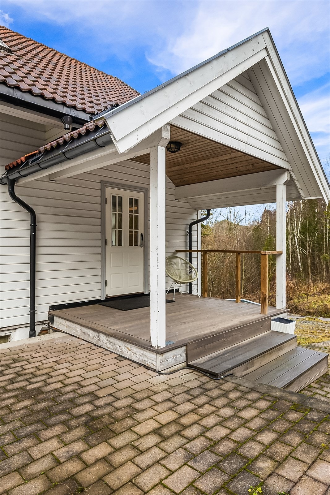 Pent opparbeidet inngangsparti og gårdsplass med belegningsstein. Galleribilde