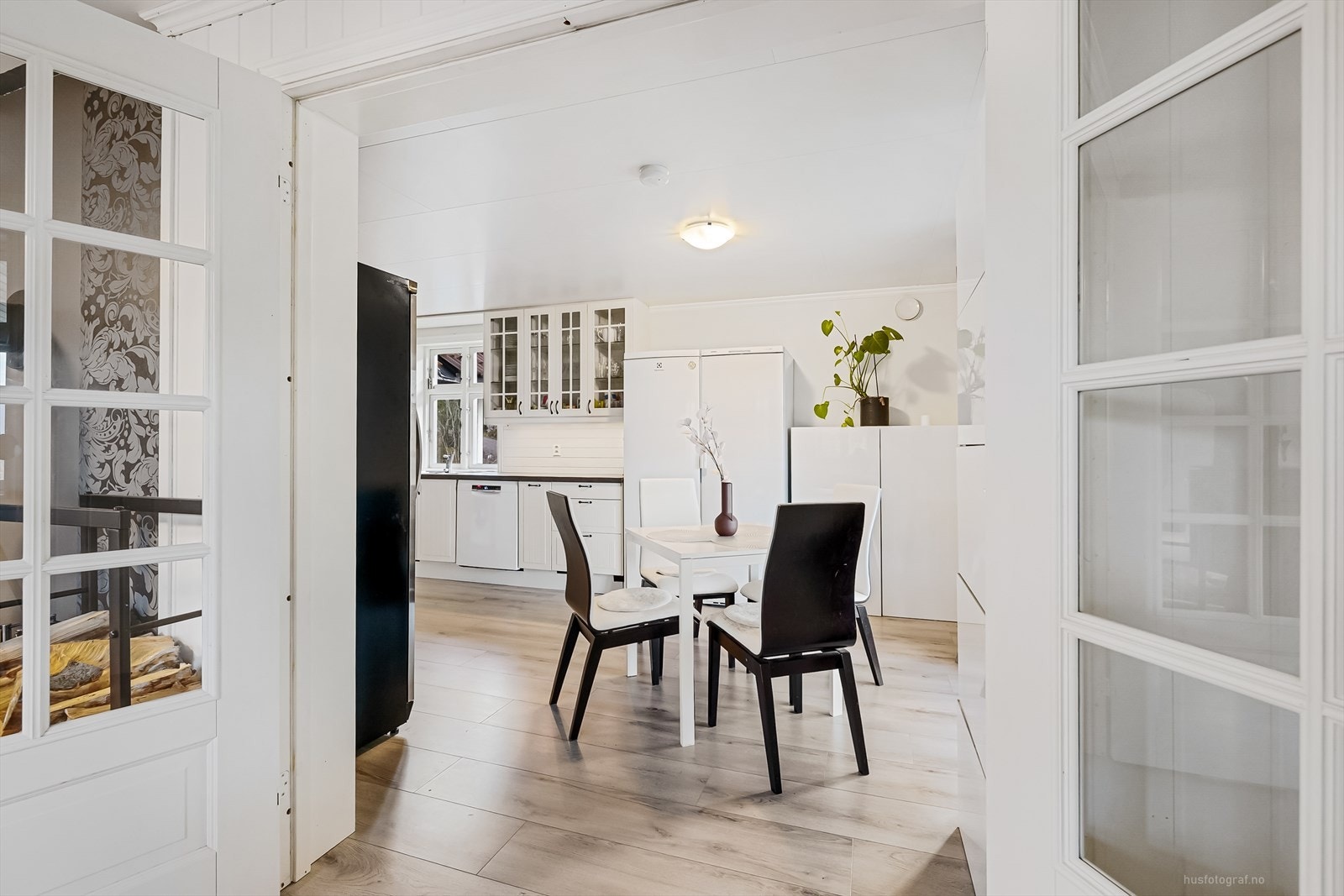 Fra stuen er det adkomst til stort og pent familiekjøkken. Galleribilde