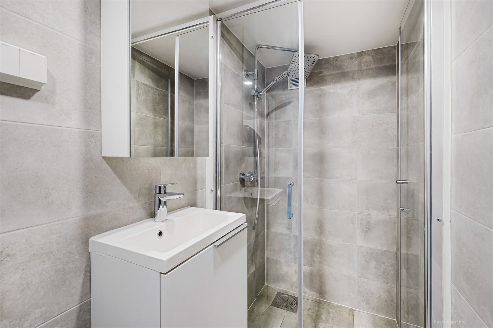 Dette er et populært og familievennlig nabolag som har umiddelbar nærhet til flotte turområder, sjøen med båthavn og badeplasser samtidig som det er nærhet til både barnehage, skole, dagligvare og bussholdeplass. Galleribilde