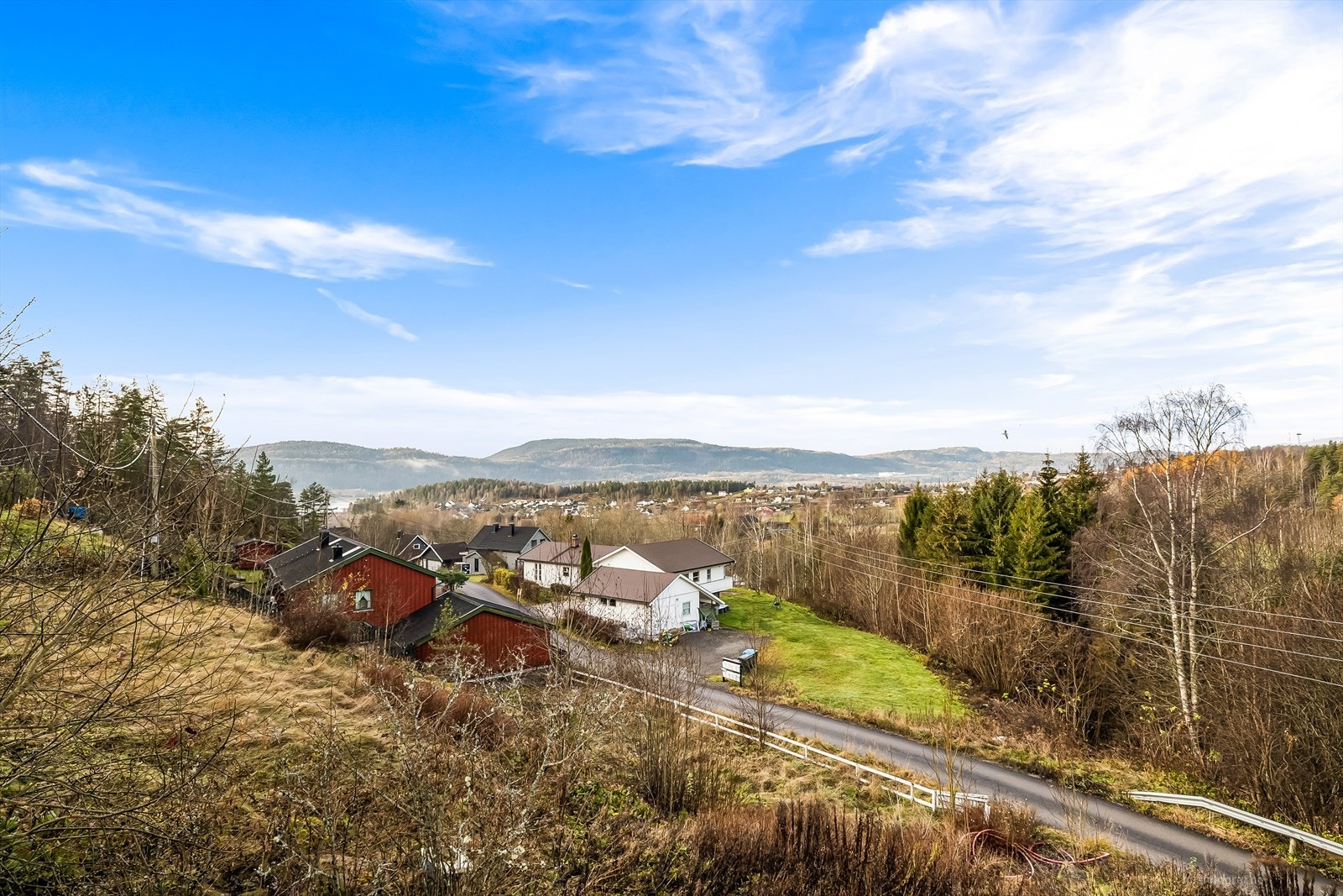 Fra verandaen er det hyggelig utsikt. Galleribilde