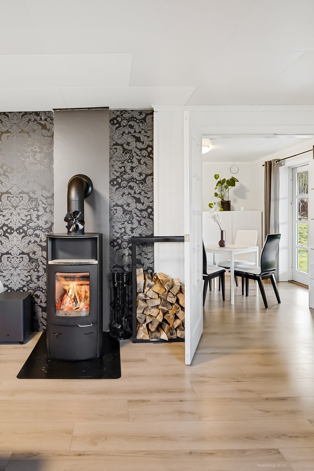 I stuen er det montert en moderne peisovn, samtidig som det er varme i gulv i både stue og på kjøkken. Galleribilde