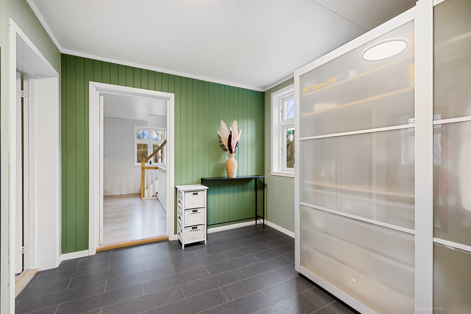 Velkommen inn! Boligen har en romslg entré med fliser på gulv og et stor garderobeskap. Galleribilde