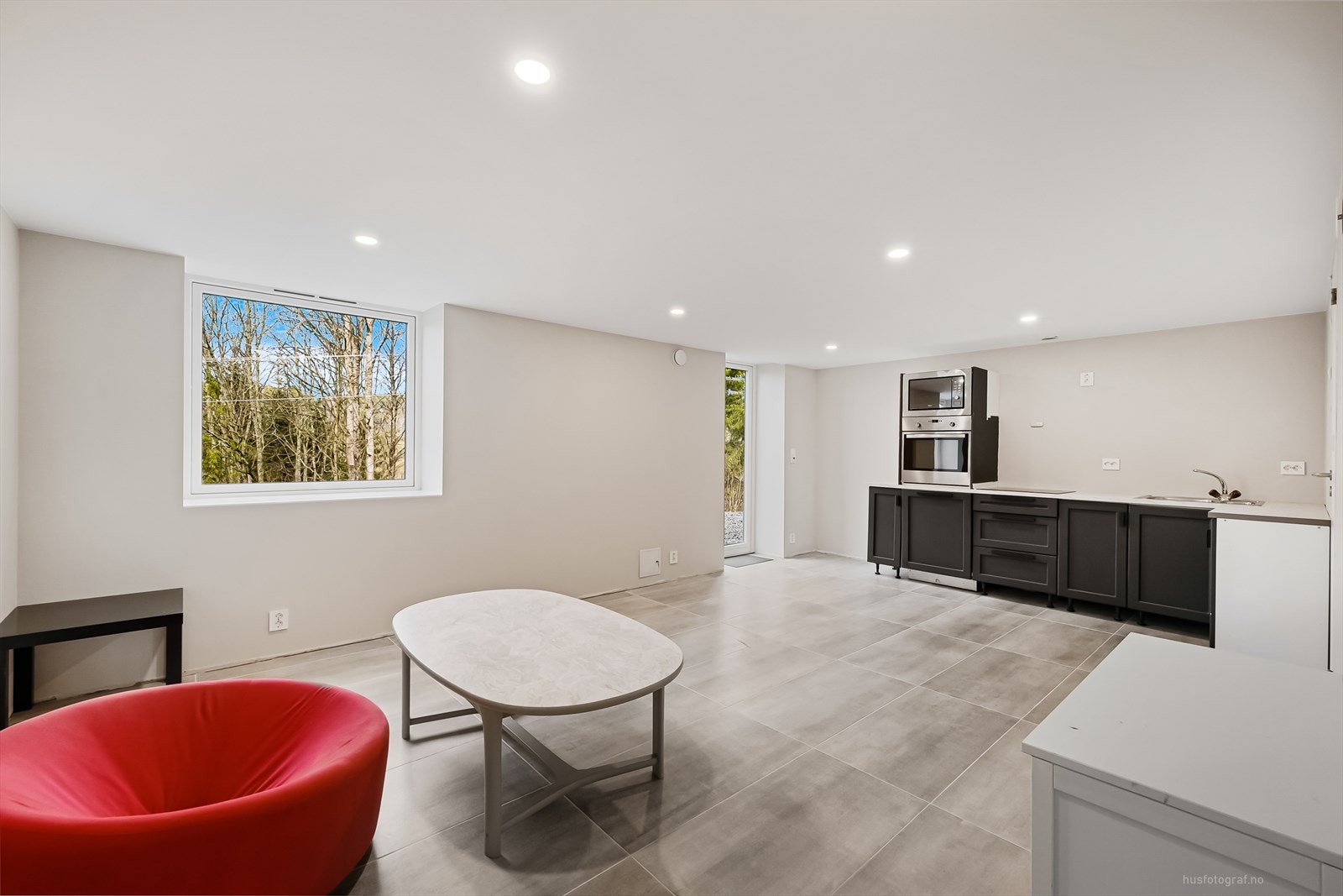 Her er det flislagt gulv og overflater malt i moderne fargetoner. Det er downlights i himling. Galleribilde