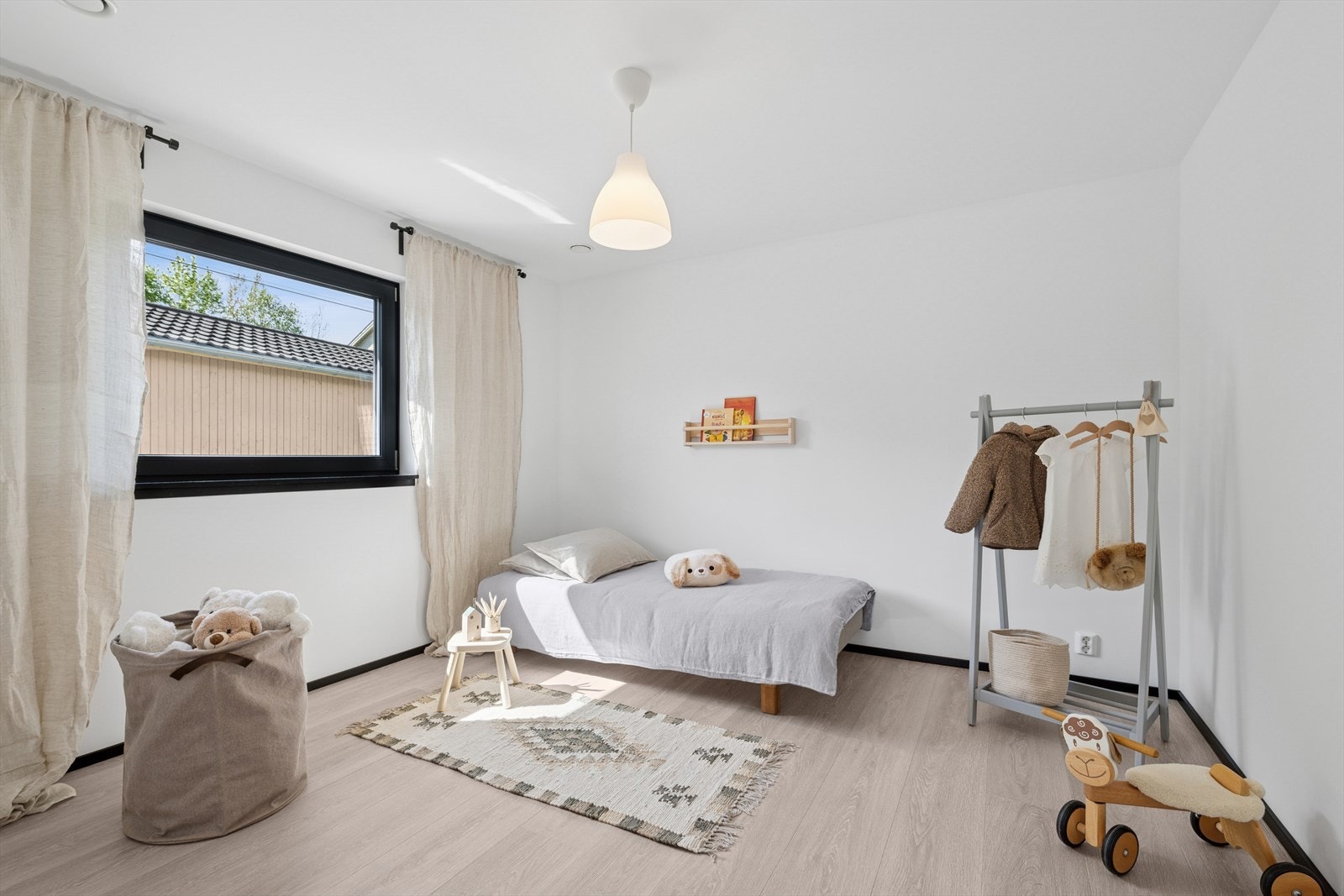 Soverom 1 er beliggende i hovedetasjen og er av god størrelse. Her har man rom for å møblere med både dobbeltseng, garderobe og tilhørende møblement. Galleribilde