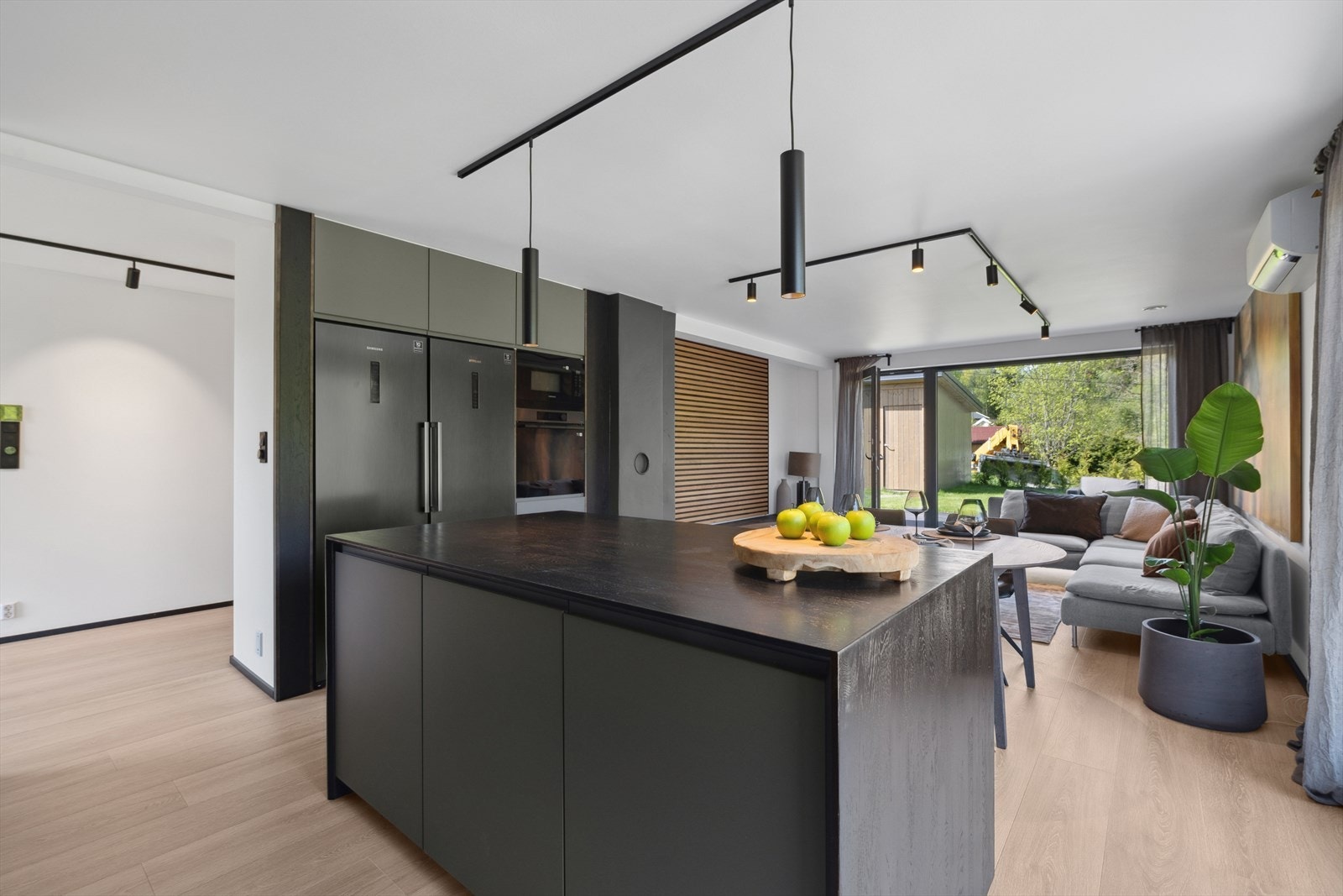 Kjøkkenet sto nytt i 2025 og er lekkert innredet med grønne, slette fronter og sort benkeplate i heltre. Galleribilde