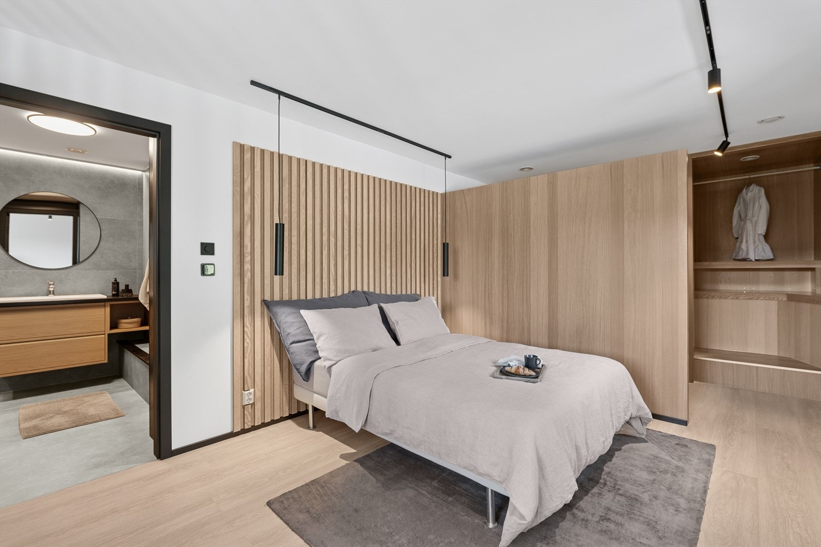 Soverommet har tilhørende bad og garderoberom. Galleribilde