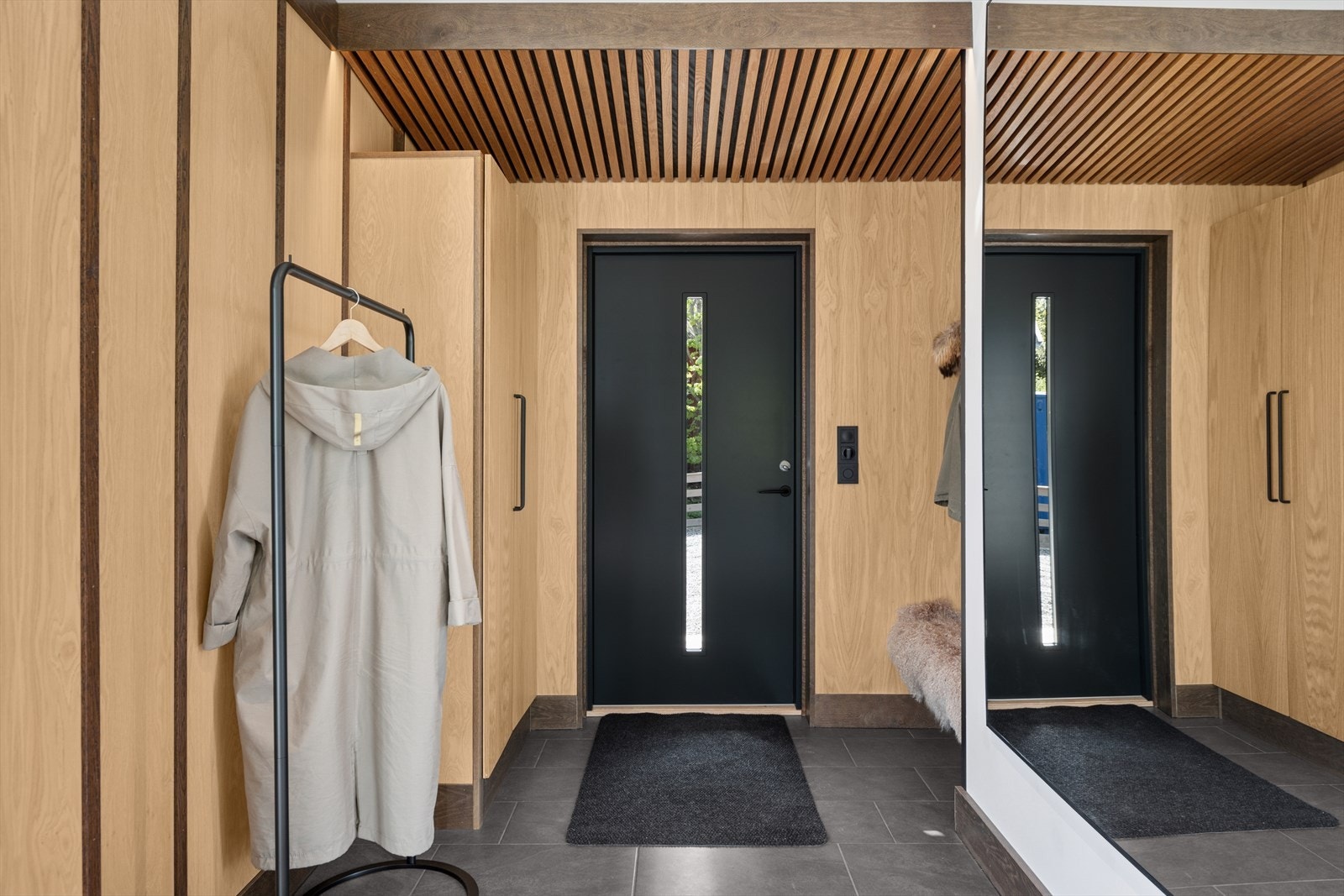 Romslig entré med fliser på gulv hvor man umiddelbart får et godt førsteinntrykk av boligen! Galleribilde