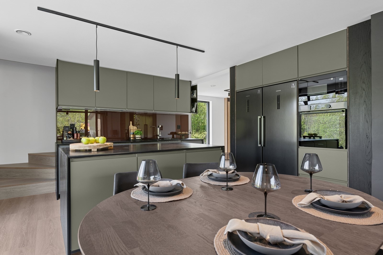 Kjøkkenet er i dag utstyrt med oppvaskmaskin, komfyr, koketopp, mikrobølgeovn, kjøleskap og fryseskap. Hvitevarer medfølger. Galleribilde