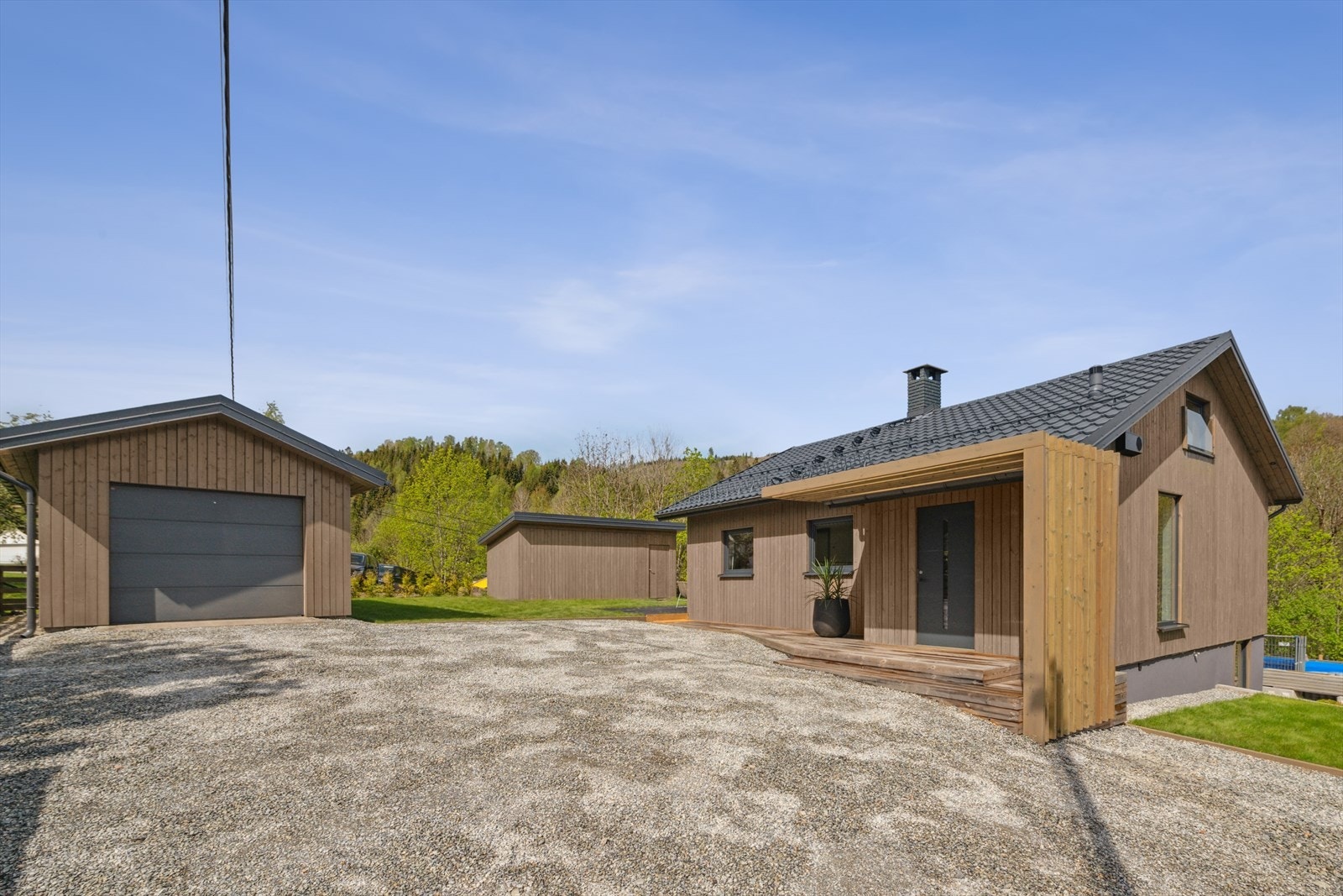 Eiendommen er betydelig oppgradert i perioden 2022-2025 og består av bolighus, garasje og en stor, utvendig bod. I tillegg til garasjen har man god plass til parkering av flere biler i gårdsrommet. Galleribilde