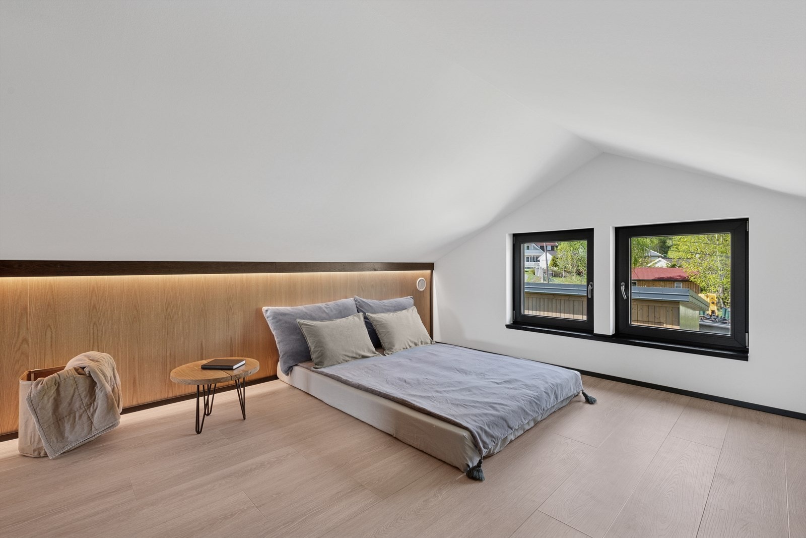 I loftsetasjen finner man en stor loftstue som passer ypperlig som ekstra stue, lekerom eller lignende. Loftet er ikke godkjent som rom for varig opphold. Galleribilde