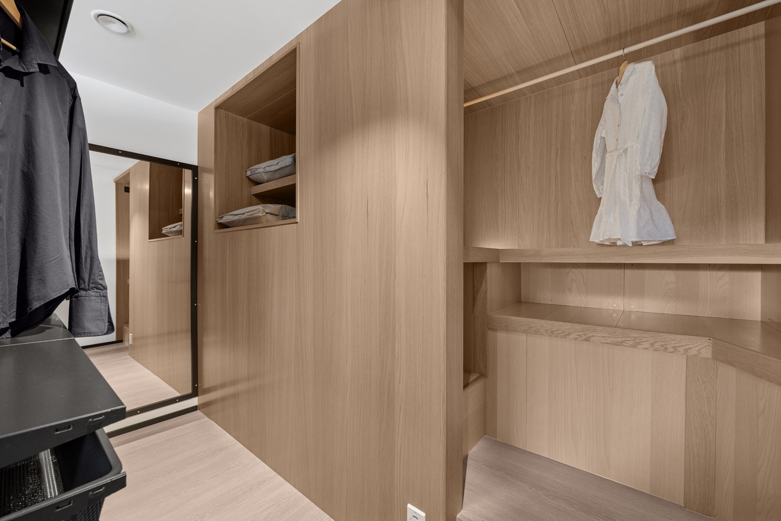 Flott garderoberom med god lagringsplass. Galleribilde