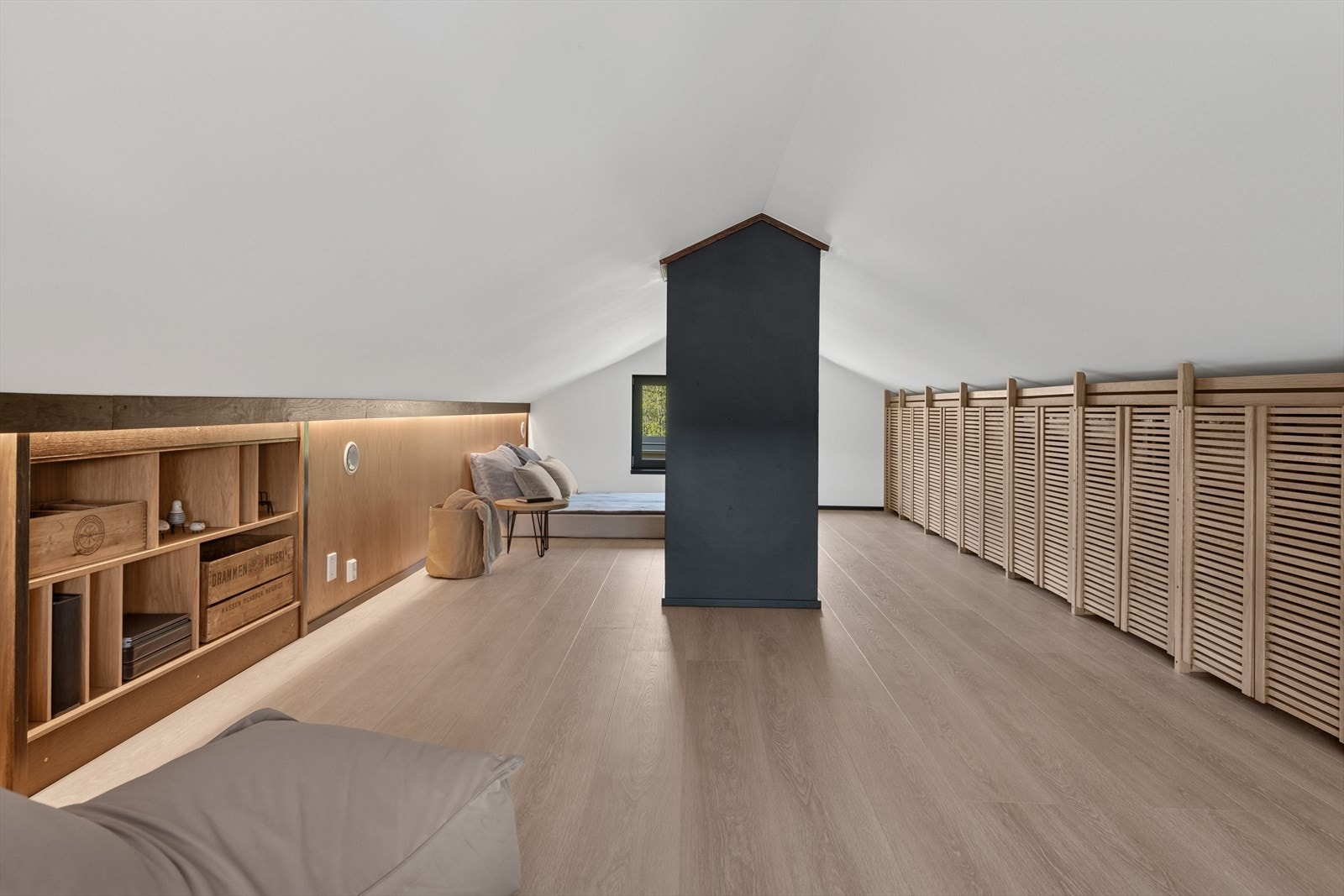 Kneveggene er godt utnyttet til ekstra lagringsplass. Galleribilde