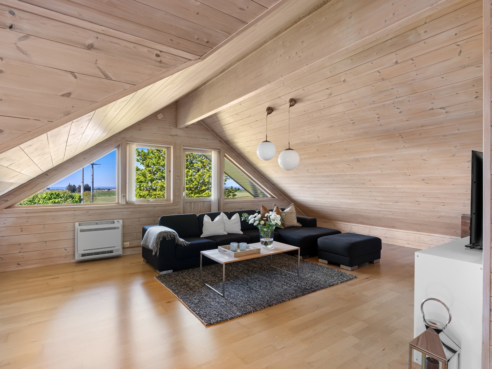 Rommet egner seg godt som ekstra stue, og har plass til både sofakrok og TV-løsning. Galleribilde