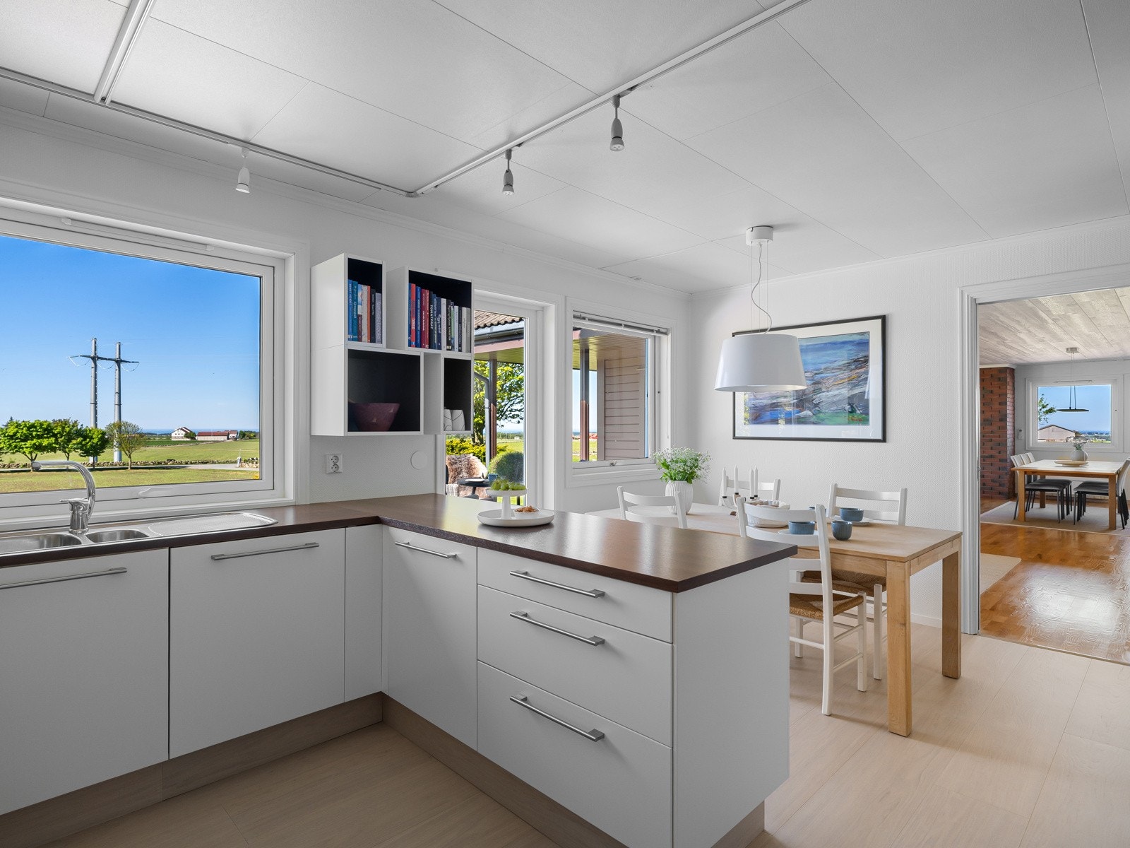 Det er god plass til frokostbord ved vinduet - perfekt til dagens første kopp kaffe. Galleribilde